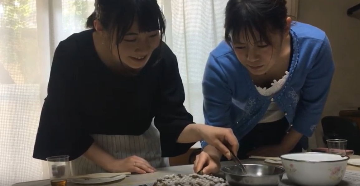 食べるために蜂の子を巣から採ってみた 昆虫食のセミたま